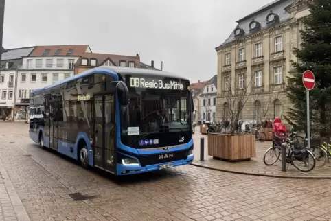 Blick auf den Postplatz: Nach Vorstellung der Stadt sollen Busse künftig in beide Richtungen auf der Südseite fahren. Blick auf den Postplatz: Nach Vorstellung der Stadt sollen Busse künftig in beide Richtungen auf der Südseite fahren.