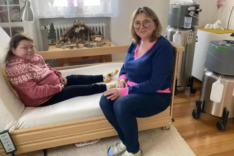 Auf ein Pflegebett und Sauerstoff-Zufuhr angewiesen: Sarah Beckerle in ihrem Pflegebett mit Mutter Anetta. Auf ein Pflegebett und Sauerstoff-Zufuhr angewiesen: Sarah Beckerle in ihrem Pflegebett mit Mutter Anetta.