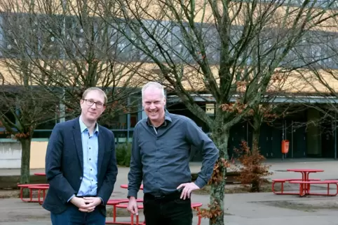 Philipp Jähne (rechts) verabschiedet sich vom Edenkobener Gymnasium, Christian Bayer wird seine Stelle in der Schulleitung übern