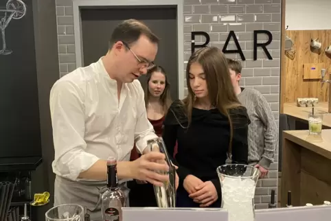 Nur ein Profi wie Barkeeper Johann Pfirrmann darf im Hotel Kunz eigene Cocktail-Rezepte kreieren. Die 15-jährige Ida übt erst ma