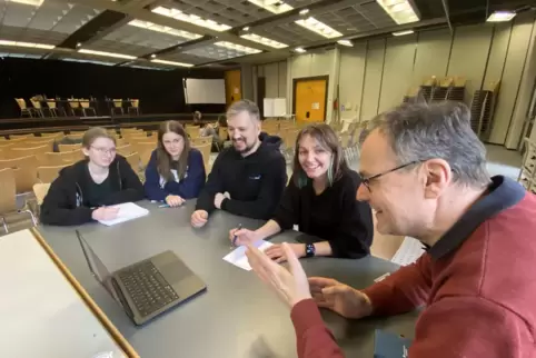 Beim KI-Methodentag an der IGS Schönenberg Kübelberg (von links): die RHEINPFALZ-Praktikantinnen Johanna Heyd und Katie Hoffmann