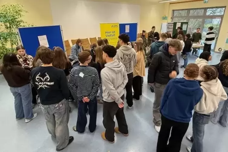 Beim Berufe-Speeddating am Siebenpfeiffer-Gymnasium in Kusel konnten sich die Sch&uuml;lerinnen und Sch&uuml;ler &uuml;ber verschiedene Berufsf