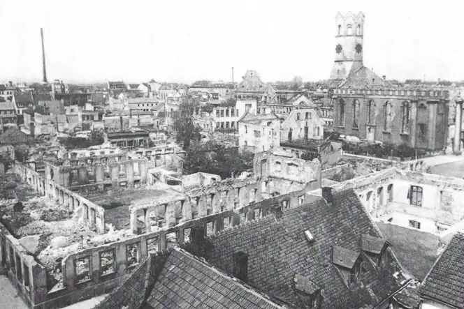 Ein zeitgenössisches Foto zeigt den Blick von Südosten über die Carl-Theodor-Straße hinweg in Richtung Stadtmitte. Links vorne Ein zeitgenössisches Foto zeigt den Blick von Südosten über die Carl-Theodor-Straße hinweg in Richtung Stadtmitte. Links vorne