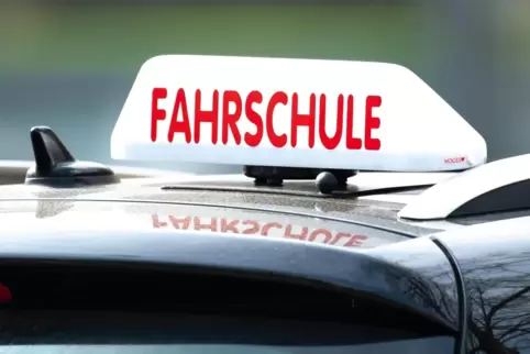 Heute unterrichtet der Mann nur noch Lkw-Fahrschüler männlichen Geschlechts. Heute unterrichtet der Mann nur noch Lkw-Fahrschüler männlichen Geschlechts.