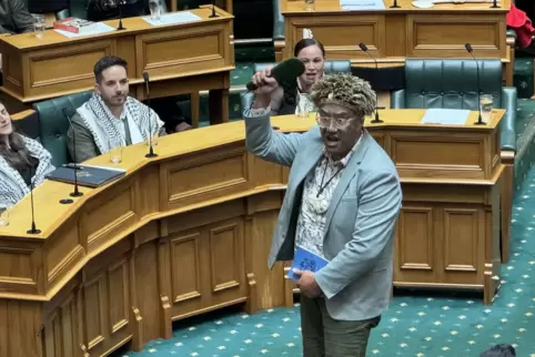 In Neuseeland gab’s im Parlament eine beeindruckende Performance des Māori-Abgeordneten Rawiri Waititi. Er führte aus Protest de