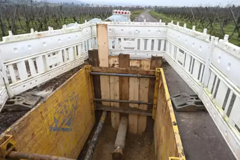 Zwei große Löcher klaffen noch auf dem Rad- und Wirtschaftsweg zwischen Wachenheim und Bad Dürkheim. 