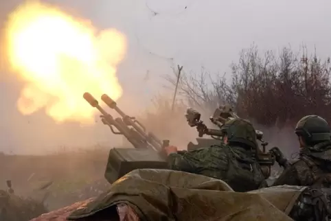Laut Verteidigungsministerium in Moskau schießen hier russische Truppen auf ukrainische Drohnen. 
