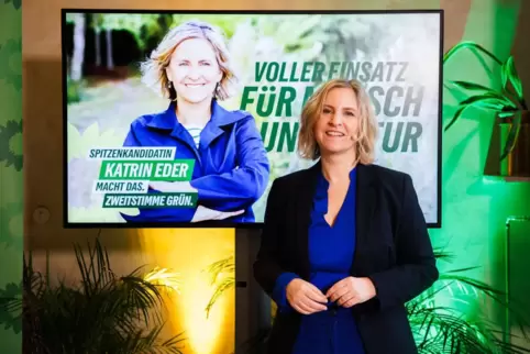 Zweimal Katrin Eder: Die Spitzenkandidatin der Grünen stellt in einem Mainzer Café die Kampagne ihrer Partei zur Landtagswahl vo