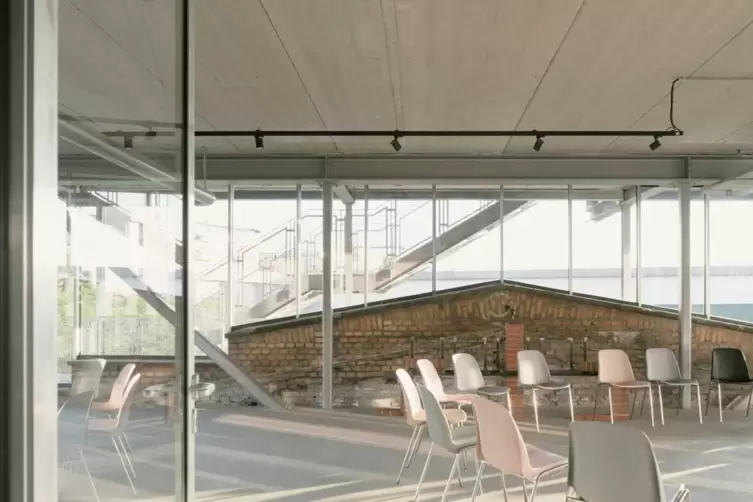 Die alte Lagerhalle ist erhalten worden, unverputzt, unged&auml;mmt, mit allen Grafitti.