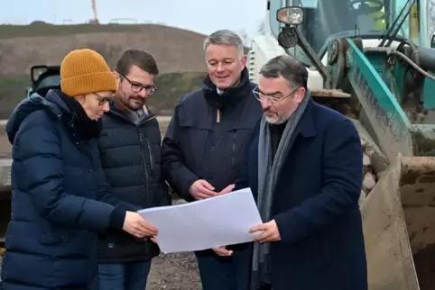LGS-Geschäftsführerin Anne Pieper, CDU-Landtagsabgeordneter Dirk Herber, CDU-Spitzenkandidat Gordon Schnieder und Oberbürgermeis