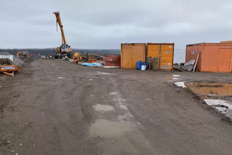 Auf dem Deponieh&uuml;gel haben die Arbeiten f&uuml;r die Panoramabar begonnen.