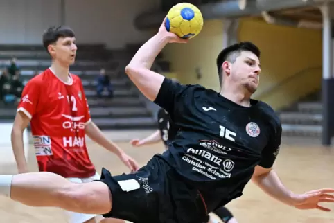 Streckt sich angesichts der drohenden Niederlage: Patrick Müller (HSG Dudenhofen/Schifferstadt) gegen HSG Kastellaun/Simmern.