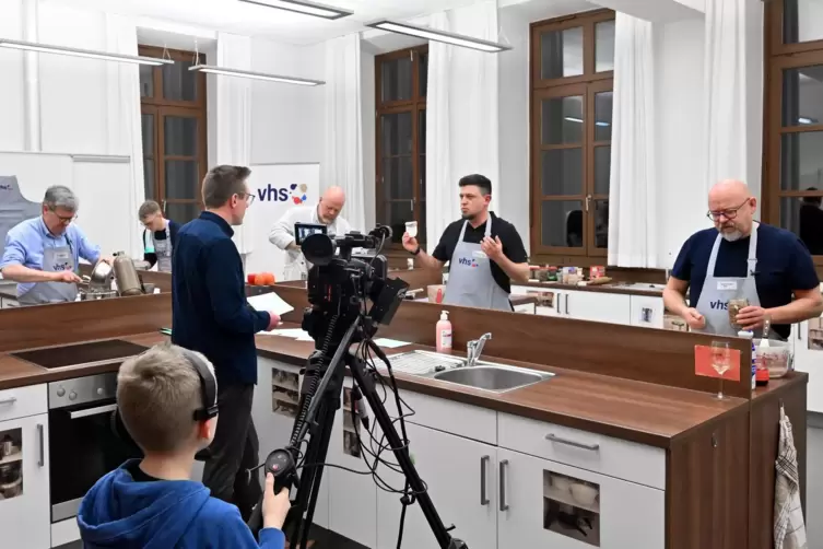 Fünf Landtagskandidaten beim Backen: Am Ende wurden ihre Werke von einer Jury verkostet.
