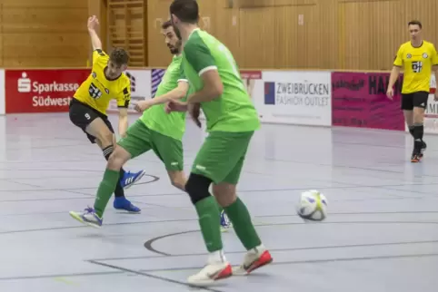 Hier zieht Battweilers Spielertrainer Pablo Geßner (links) im Dezember im Finale des Jo-Mü-Cups gegen die SG TuS Rimschweiler/VB