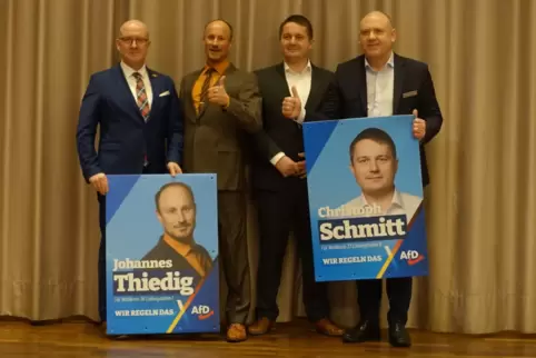 Die beiden Abgeordneten Thomas Stephan und Joachim Paul unterstützen die Nominierung von Johannes Thiedig (Zweiter von links) un