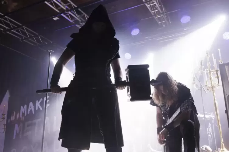 Macht ihrem Namen Ehre: Die Kaiserslautrer Metalband Hammer King spielte vor den Burning Witches. 
