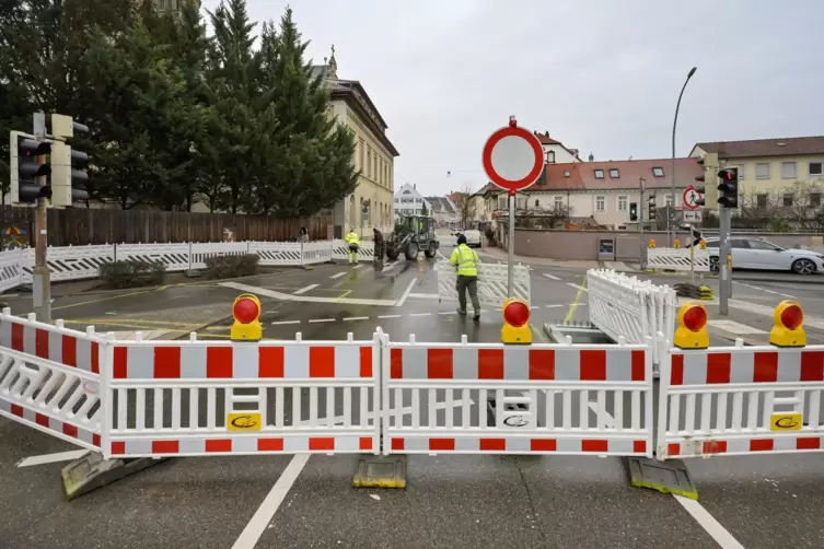 Gilgenstra&szlig;e: derzeit Zufahrt an der Ged&auml;chtniskirche gesperrt.