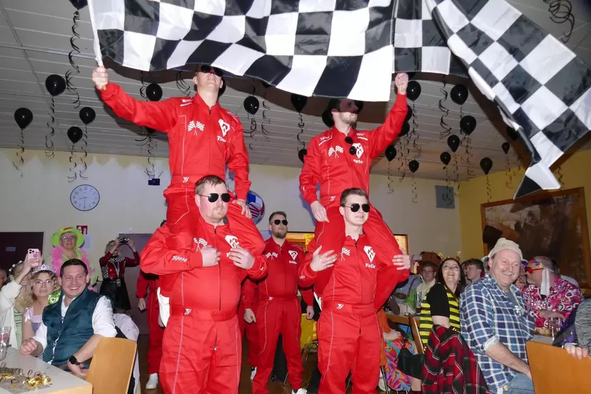 Das Männerballett Monzernheim lieferte als »Racing Crew« (Trainerin Laura Schwenk) ein heißes Rennen auf der Bühne.