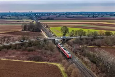 Die Brücke führt über den Bahnabschnitt zwischen Heiligenstein und Lingenfeld. 