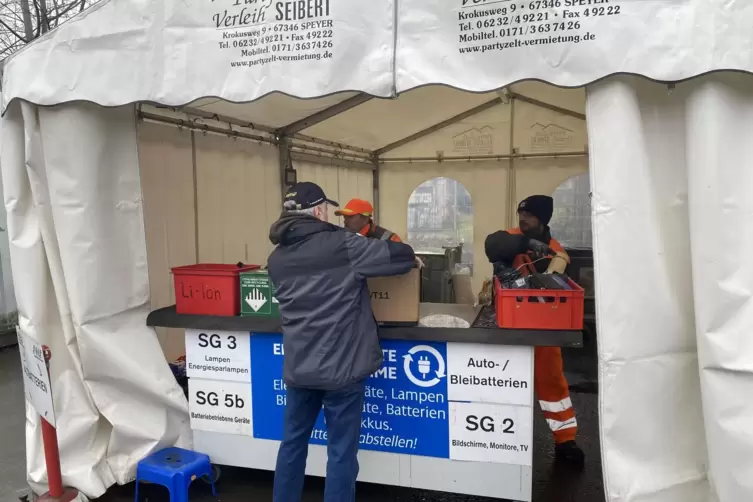 Bislang provisorisch im Zelt: neuer Bereich f&uuml;r die Annahme von Elektroger&auml;ten.