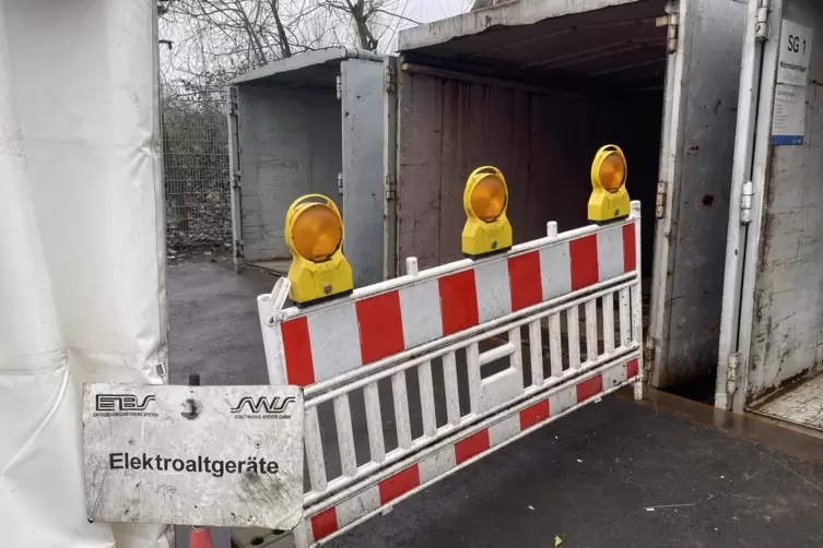 Zwei der vier Container: Die Zufahrt wurde neu geteert, aber der Bereich f&uuml;r die Kleinger&auml;te ist absperrt. 