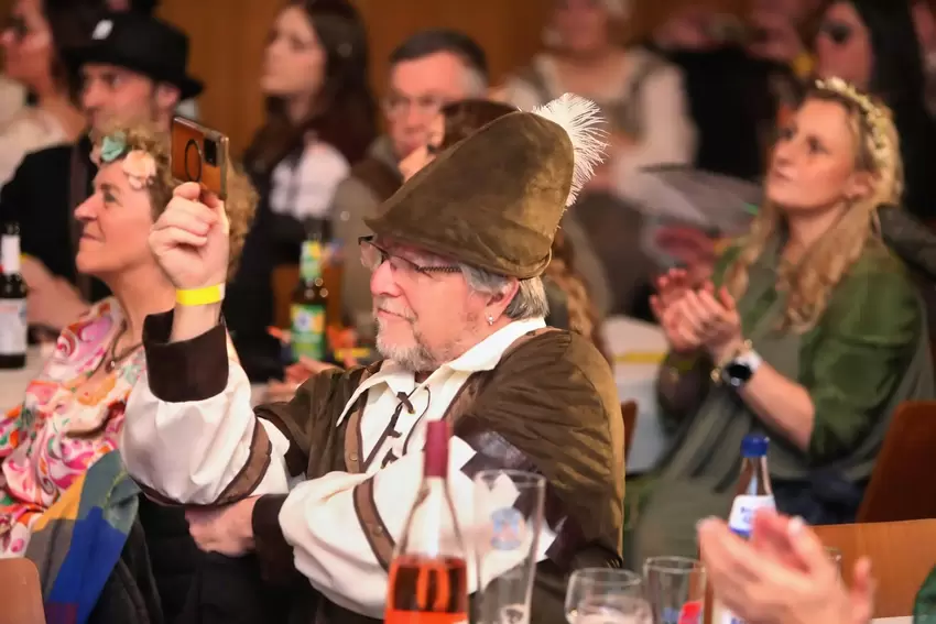Robin Hood hatte sein Smartphone mitgebracht, um einen Tanz festzuhalten.