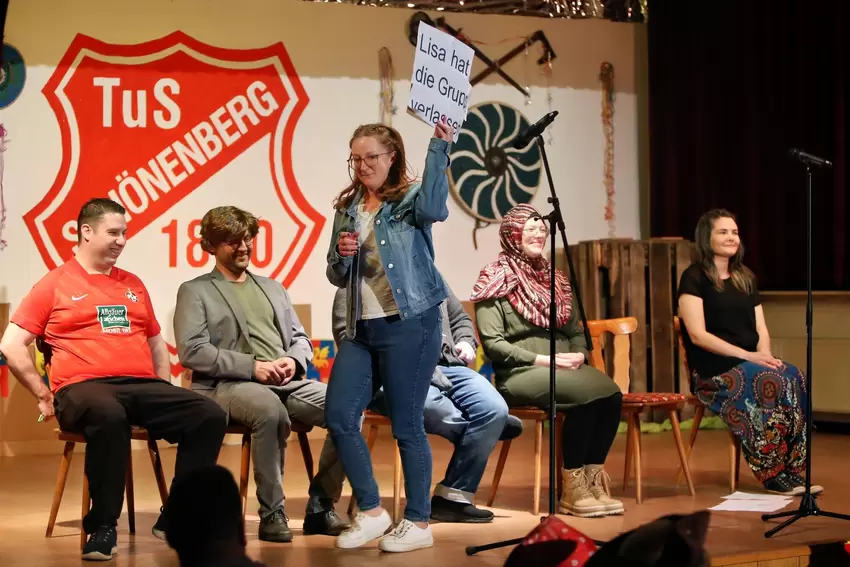 Drei Männer und drei Frauen des TuS zeigten den Sketch »Kita-Whatsapp-Gruppe«.