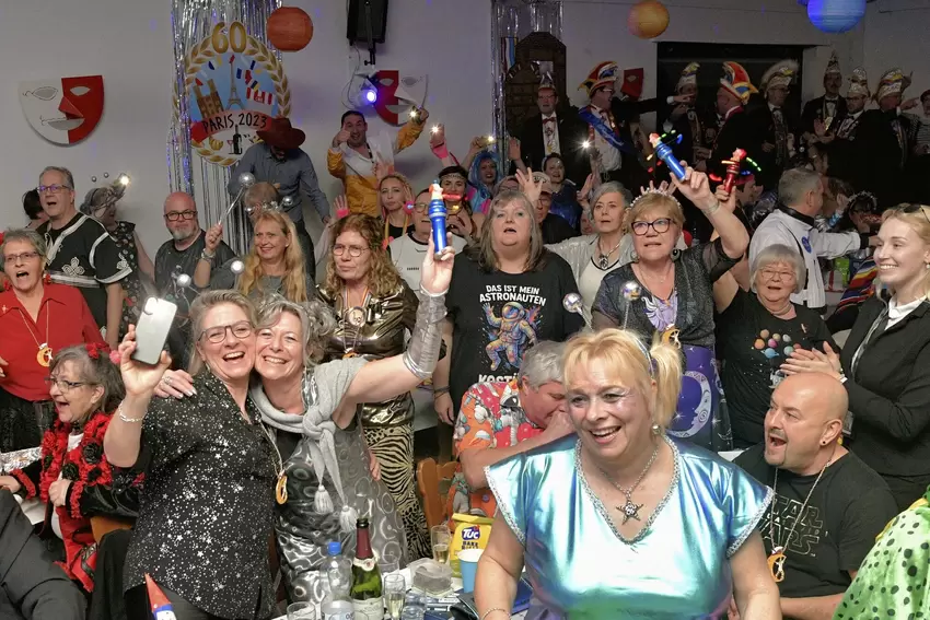 Ausgelassene Stimmung beim Gesang der Gröhler.
