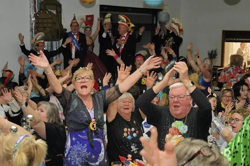 Ausgelassene Stimmung beim Gesang der Gröhler.