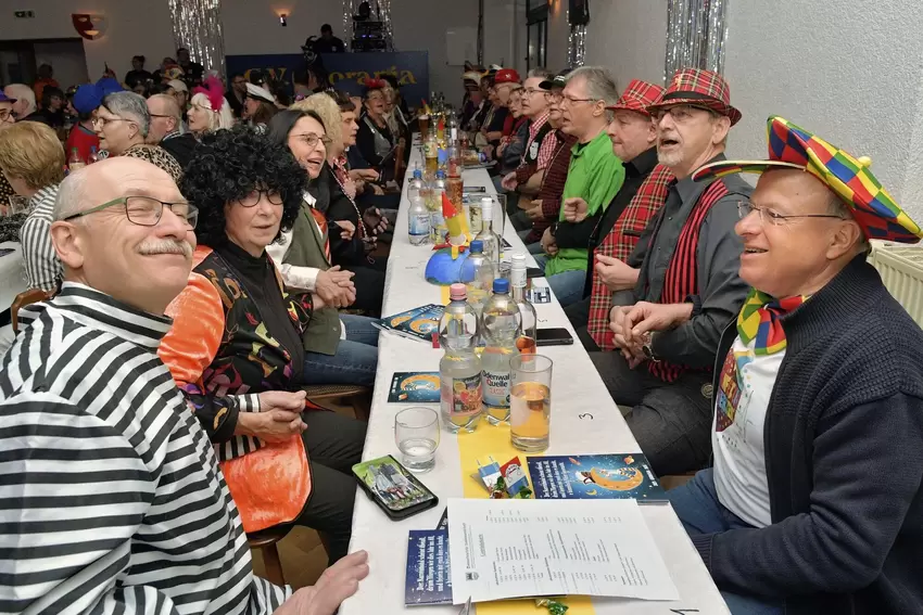 Gut behütet: Besucher der Chorania-Prunksitzung.