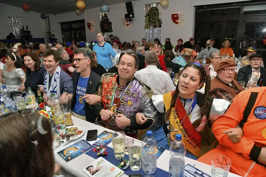 Ehrenschunkelrunde mit Oberbürgermeister Nicolas Meyer und Miss Strohhut Larissa Kießling.
