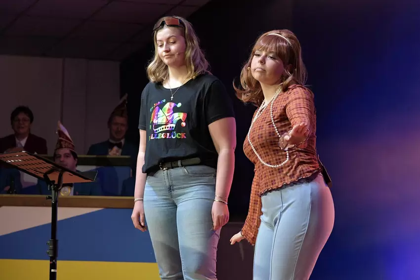Von den Kiesbolle kamen die Bolletritsche (von links): Leandra Urban und Jennifer Löhr.