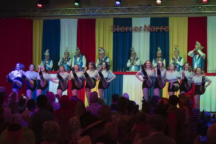 Auch diese Ballettgruppe schmeißt die Beine in die Luft.