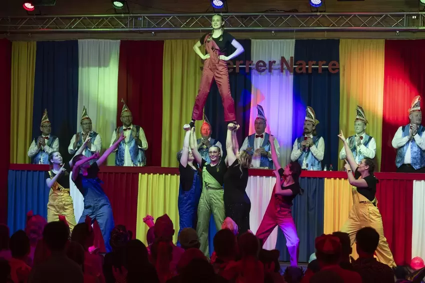 Das Teenie-Ballett überzeugt mit Pyramiden.