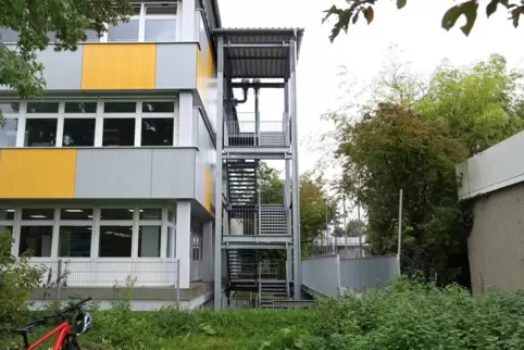 Vor einigen Jahren nachgebessert: neuer Treppenturm am Schwerd-Gymnasium. Vor einigen Jahren nachgebessert: neuer Treppenturm am Schwerd-Gymnasium.