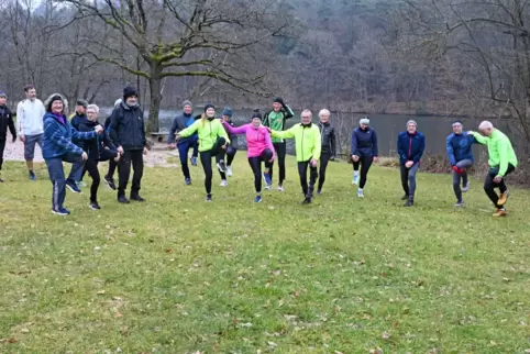 Warm-up auf der Seehof-Wiese vor dem ersten Lauftreff des FC Erlenbach mit der südwestdeutschen Lauflegende Hans-Jürgen Eichberg