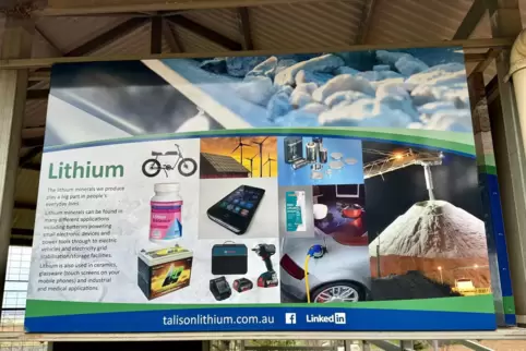 Eine Erklärtafel am Aussichtspunkt im australischen Greenbushes an der riesigen dortigen Lithium-Mine erläutert den Gebrauch des