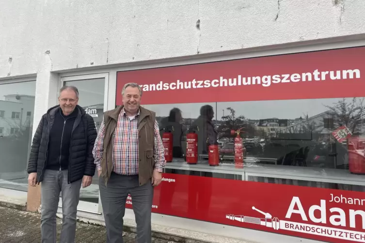 Studiengangsleiter des Fachs &bdquo;Brandschutz&ldquo; Michael Biehl (links) und Brandschutzbeauftragter Johannes Adam wissen, wie sich die 