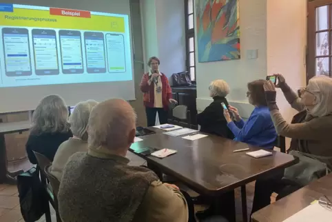  Digitalbotschafterin Brigitte Kern (Mitte) zeigt, wie Senioren Notfallfunktionen, Warn-Apps und elektronische Patientenakte auf