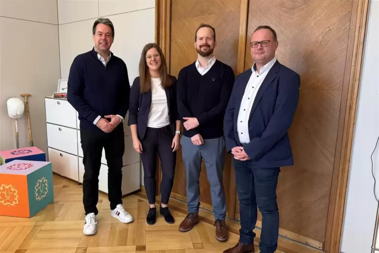 Das neue Mobilit&auml;tsteam der Stadt Frankenthal: Julia McCarthy und Tristan Seiwerth (2. von rechts) mit Oberb&uuml;rgermeister Nicolas