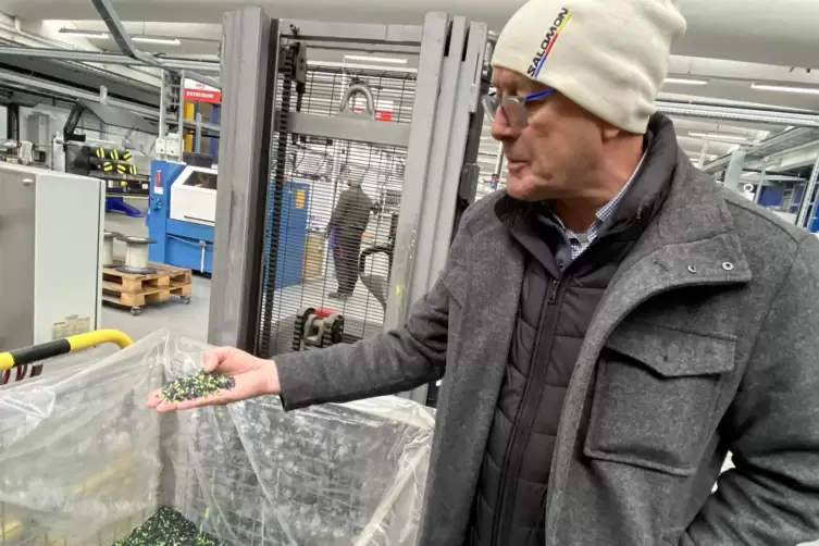 Gesch&auml;ftsf&uuml;hrer Michael Wicke zeigt recyceltes Kunststoffmaterial. 