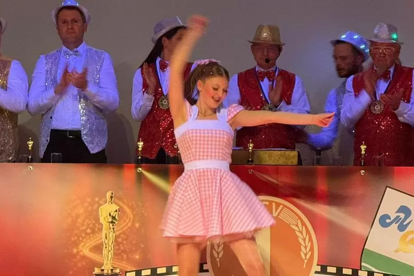 Funkenmariechen Emilia Heller tanzte sich mit einer Parodie auf »Barbie« in die Herzen der Zuschauer.