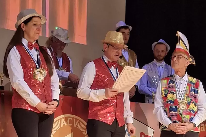 Sitzungspräsident Matthias Roßbach ehrte Alexandra Strecker und Volker Eid für 44 Jahre aktive Fasnacht.