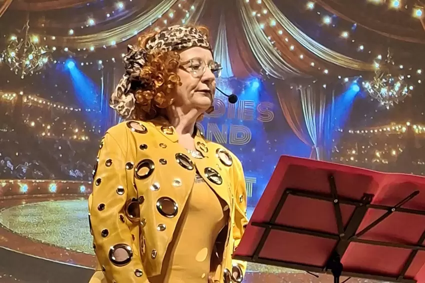»Die olle Dolle« alias Silke Schmidt, zweite Vorsitzende des Karnevalsvereins Bayerfeld-Steckweiler, begeisterte mit ihrem Gasta