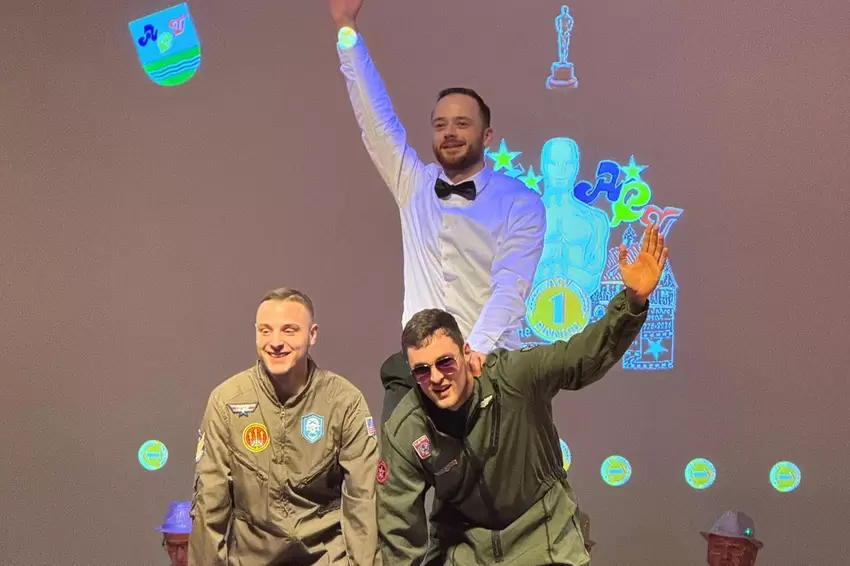 Das Männerballett schoss – trotz nur eintägiger Vorbereitung – mit einem Streifzug durch die Filmgeschichte (James Bond, Top Gun