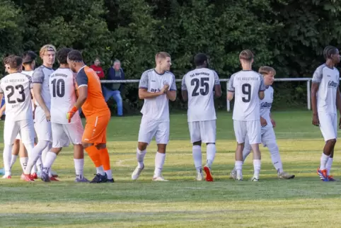 Ein TuS-Team, das sich vor einem Spiel noch mal selbst anfeuert: Das wird es in dieser Saison auf dem Rüssinger Sportplatz nicht