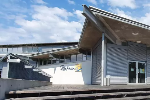 Das Feuer griff auf die Fassade des Palatinum in Mutterstadt über. 