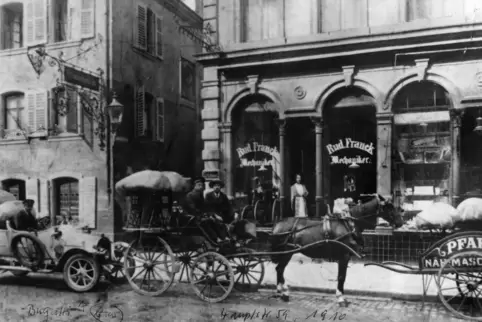 Rudolf Franck (links) anno 1910 im Bugatti vor der Hauptstraße 59 (Fotosammlung Edith Nagel). Rudolf Franck (links) anno 1910 im Bugatti vor der Hauptstraße 59 (Fotosammlung Edith Nagel).