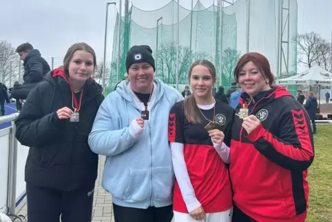 Mit Medaillen dekoriert (von links): die VTZ-hammerwerferinnen Laura Weidler, Stephanie Mayer, Hermine Mayer und Hanna Luxenburg