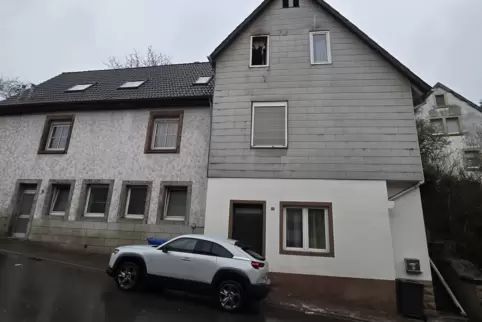 Im zweiten Stock des Hauses in der Lindenstraße (Gebäude rechts) brach am frühen Sonntagabend ein Brand aus. Die Bewohner und ei
